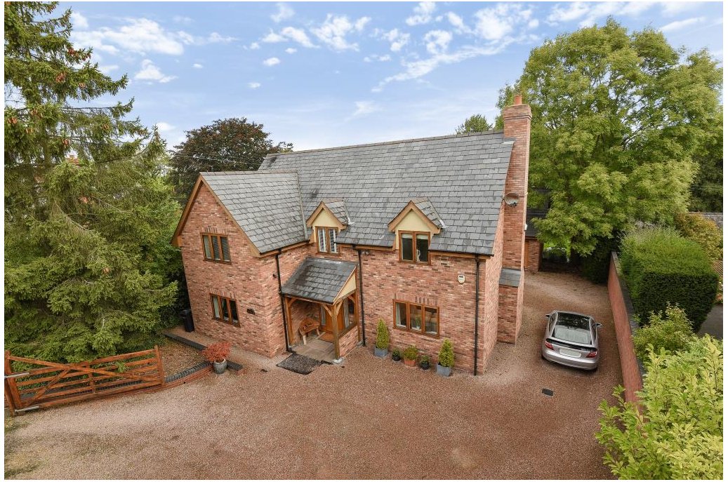 RBBProperty's tweet photo. Access your own balcony from the master bedroom in this spacious 4-bedroom! #Hereford #Property https://t.co/OJCSDQYIBf https://t.co/X0HRQQ3ROd