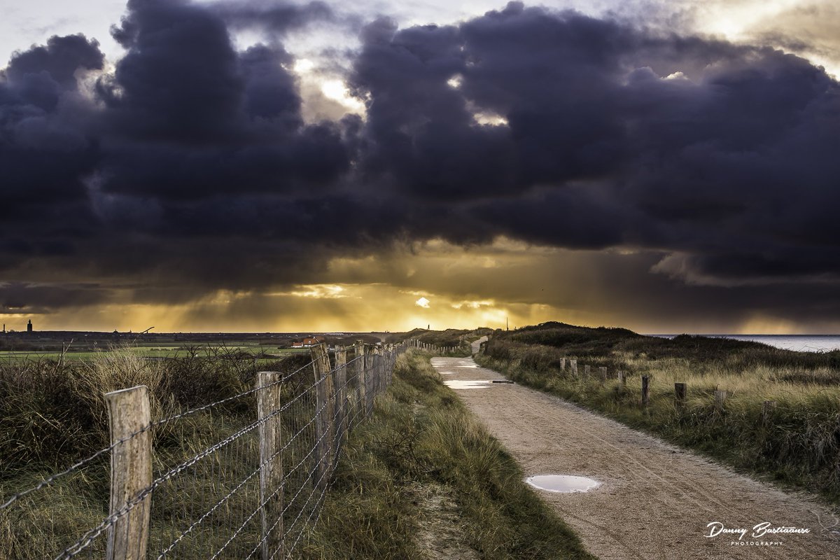 Mooie luchten vandaag! #domburg #zeeland <a href="/BuienRadarNL/">Buienradar</a> <a href="/MeteoGroupWeer/">meteogroupweer</a> <a href="/weeropwalcheren/">weeropwalcheren</a>