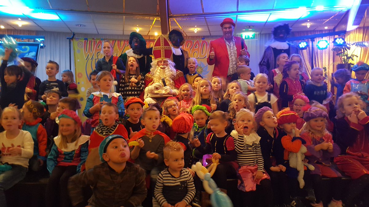 JohnnyV61719718's tweet photo. Wally's Pretparade... met echte Pieten en alleen maar blije kids !#sinterklaas #zwartepiet #kindershow https://t.co/Z4poJTNxp8