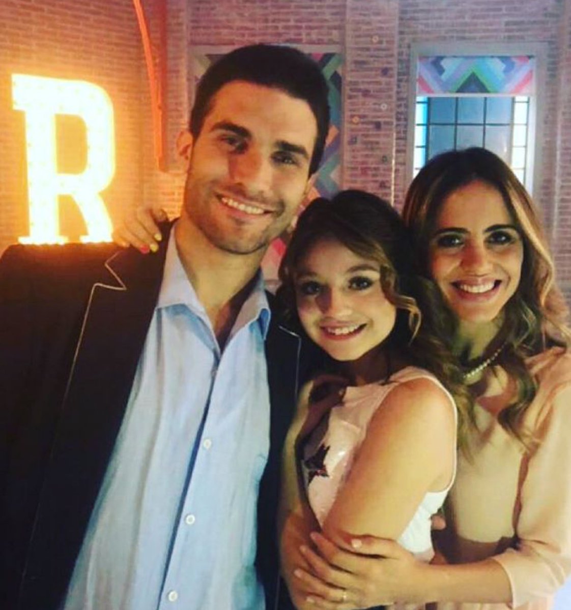 SOYLUNAOFlClAL's tweet photo. “Ellos te amaban demasiado, Luna. Siempre serán parte de ti” #SoyLuna3 🎬 https://t.co/jfTigG2Gi5