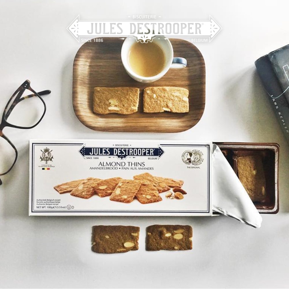 How do you really tuck into a good read? 📓 Just add a cup of coffee and a box of Almond Thins! ☕️ Relaxing in style in Sweden <a href="/testagram_se/">Testagram</a> 💘#julesdestrooper #biscuits #belgianfoodie