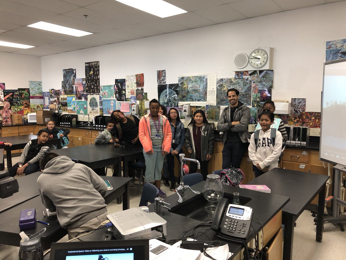 Ricardo_Laguna's tweet photo. I ❤️being a guest speaker4 #paybac @ClarkCountyNV @ClarkCountySch influencing students but what’s even better is seeing an old classmate from #ElDorado like #MrAlvarez who became a teacher & impacts students every day! Much respect to all of the teachers out there educating https://t.co/RF35SVhsqP