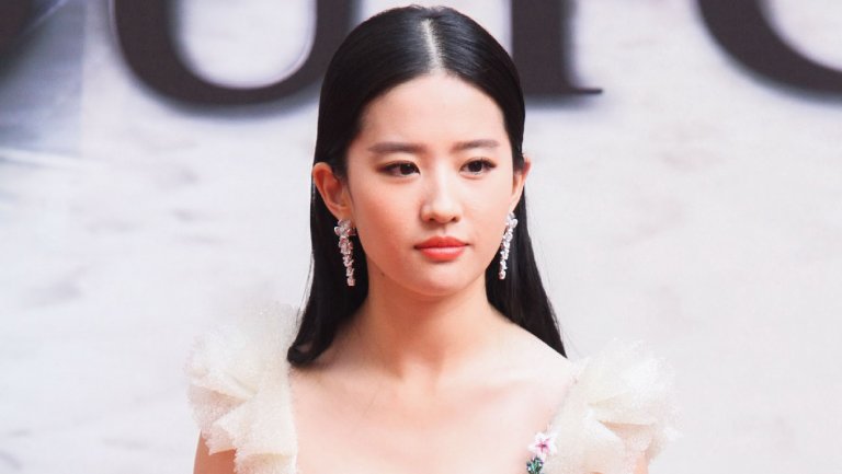 THR's tweet photo. Exclusive: @Disney's #Mulan finds its star https://t.co/6p0DP8fWRG https://t.co/smhpChTCsn