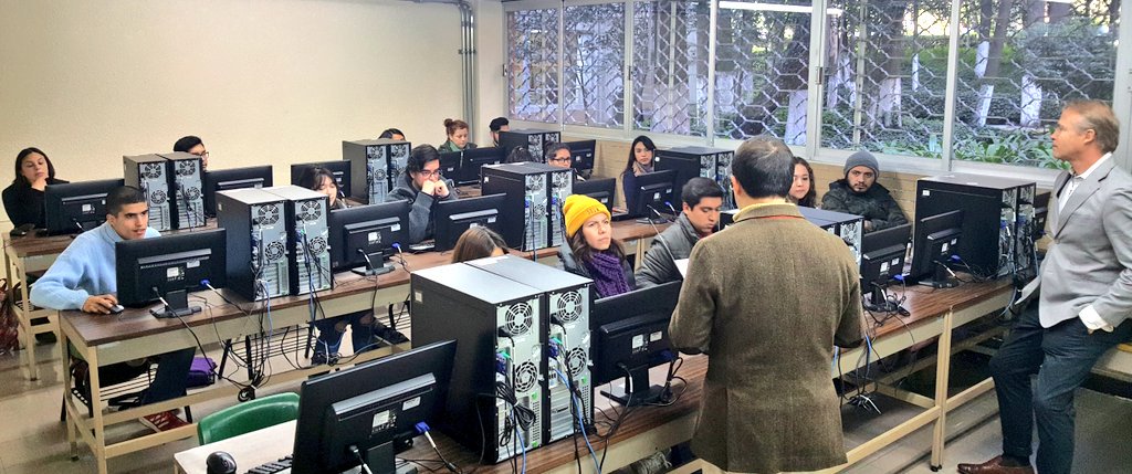 rfchimal's tweet photo. Miguel Duro introduce a los estudiantes de la #licenciatura-en-traducción en el uso de #hereamientasTAC gratuitas @uicmx #tr8n #traducción https://t.co/87On6PANRn