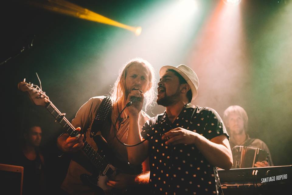 tremenda foto de <a href="/santiagoropero/">sropero</a>! <a href="/PlandlMariposa/">El Plan de la Mariposa</a> y <a href="/narpoperules/">NARPOPERULES</a>  cantando juntos! altisima noche!