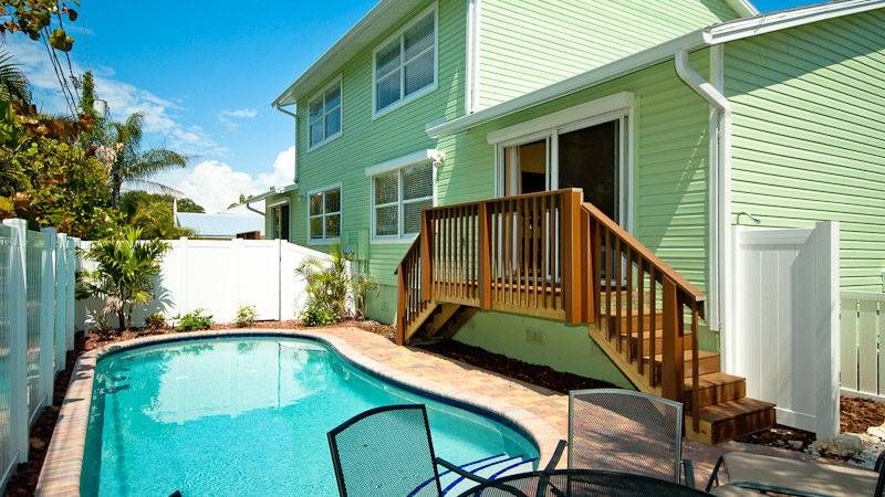 IslandReal's tweet image. The Key Lime Cottage is a great beach destination for families of up to 12 guests with 2 side by side units! Just a block to the beach, your crew will fall in love with this #AnnaMariaIsland getaway. buff.ly/2Akv3kh #LoveFL #WednesdayWisdom #FloridaVacation