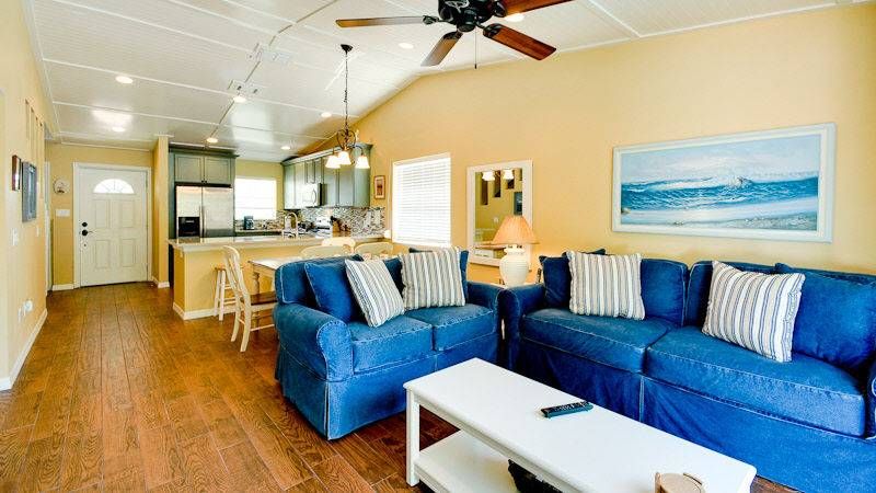 IslandReal's tweet image. The Key Lime Cottage is a great beach destination for families of up to 12 guests with 2 side by side units! Just a block to the beach, your crew will fall in love with this #AnnaMariaIsland getaway. buff.ly/2Akv3kh #LoveFL #WednesdayWisdom #FloridaVacation