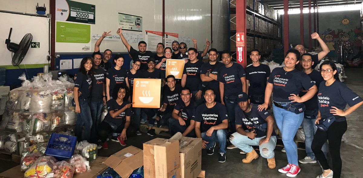 ileanapinedam's tweet photo. Más de 200 bolsas de alimentos empacadas  por los voluntarios @FTelefonicaPA en @banalimentospty #HambreCero https://t.co/hYROjNO18z