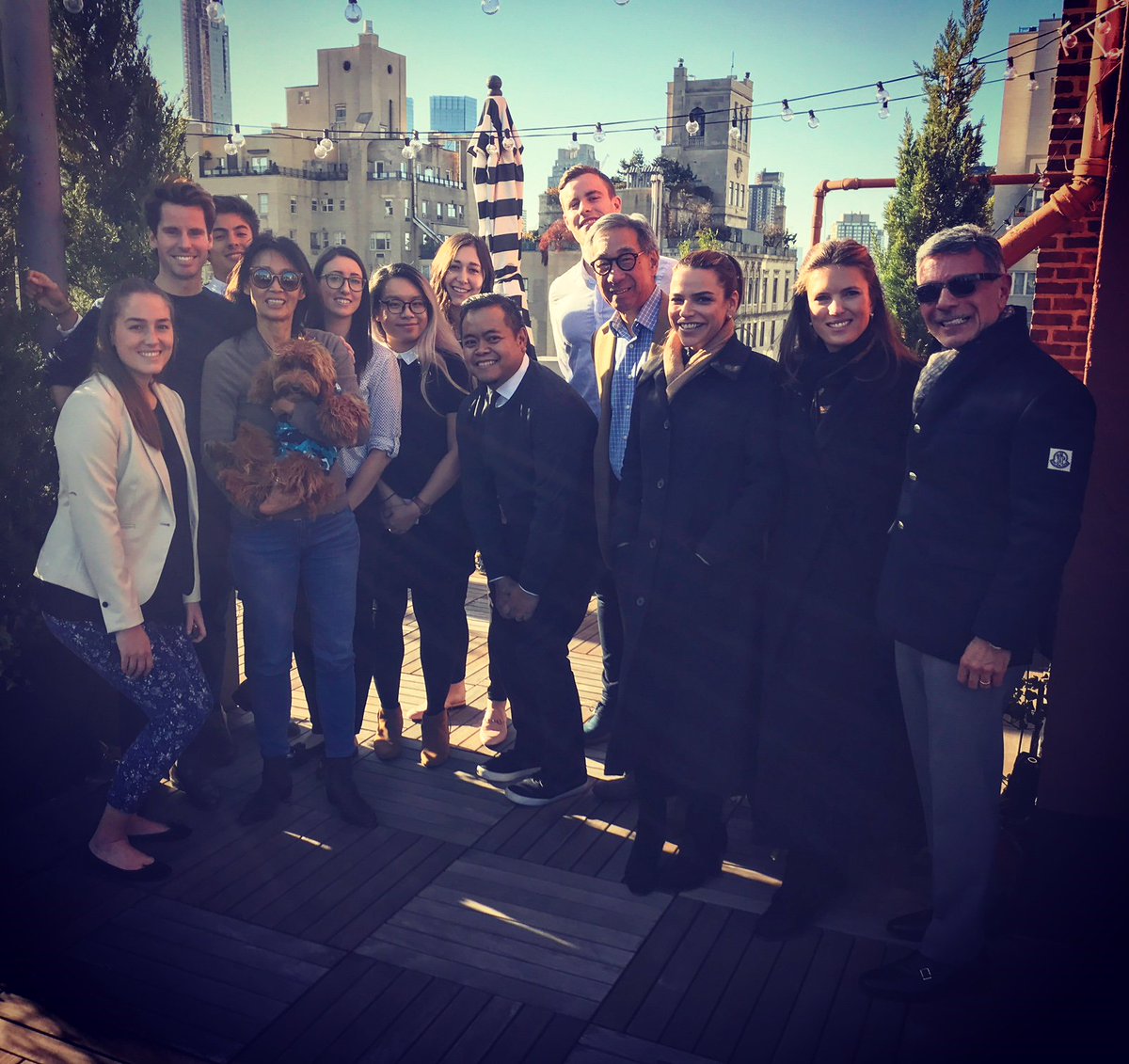 GlassViewMedia's tweet image. #GlassView board members Didi Pei, Clémence von Mueffling, Stephanie Newhouse, and Jim Porcarelli enjoying a sunny November day on the GlassView roof with #Team GlassView! 🏙☀️🐶