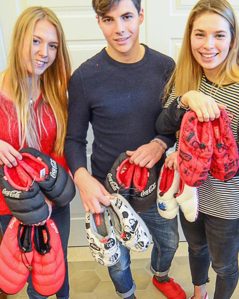CocaColaShoesIt's tweet photo. Sono arrivate 🎉🎉🎉 #newcollection #pantofole #cocacola #cocacolashoesit #slippers  #piedialcaldo #newarrival #newshoes #cokestyle #youngpeople https://t.co/nx9msfMKLt https://t.co/cjAjO2xGqa