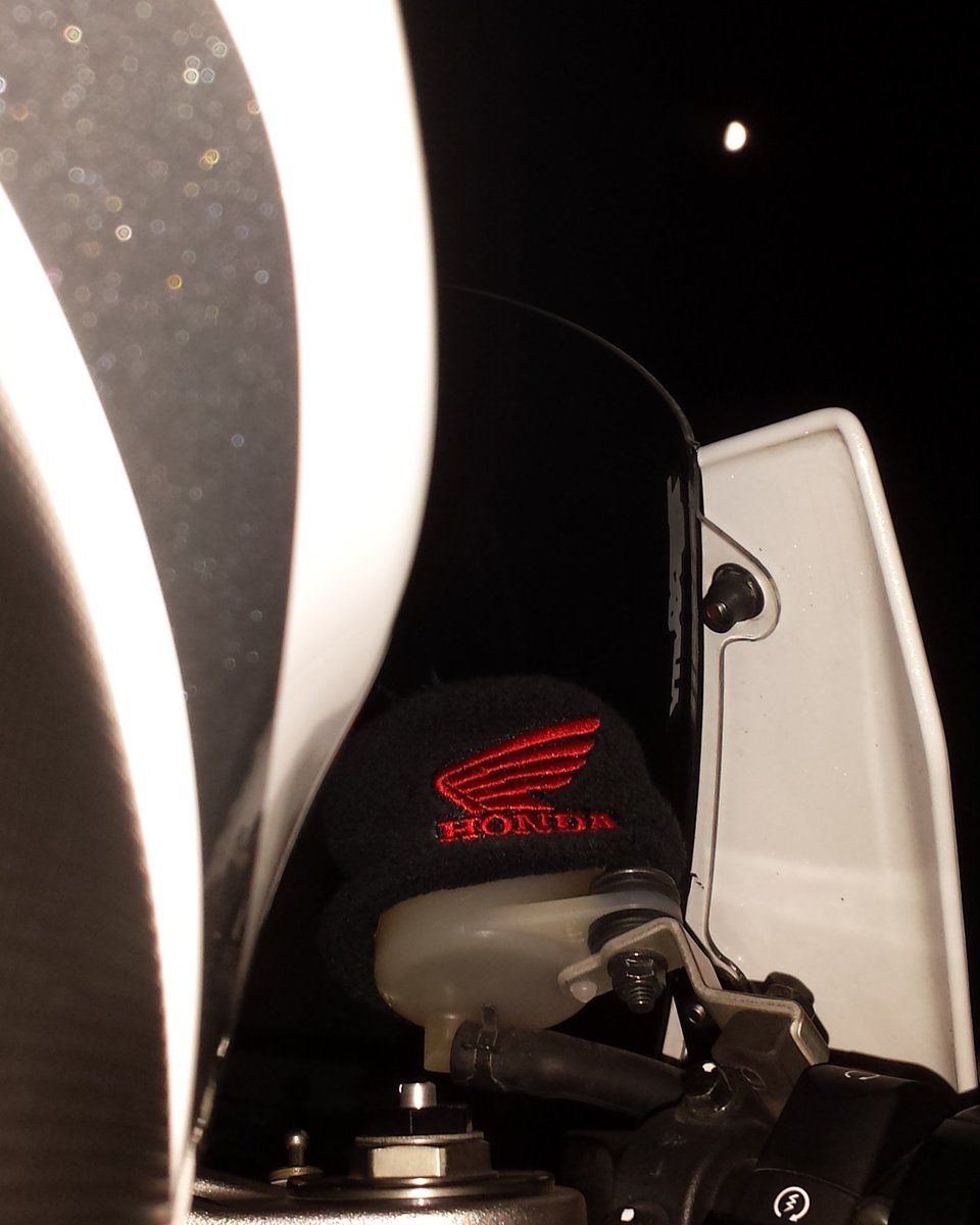 DCBIKER_RR's tweet photo. Moonlight Feels Right!

#aboutlastnight #nightrider #weoutchea #whereyouat #dcbiker #cbr1000rr #fireblade #moon #starbuck https://t.co/OCa3wQKMzq