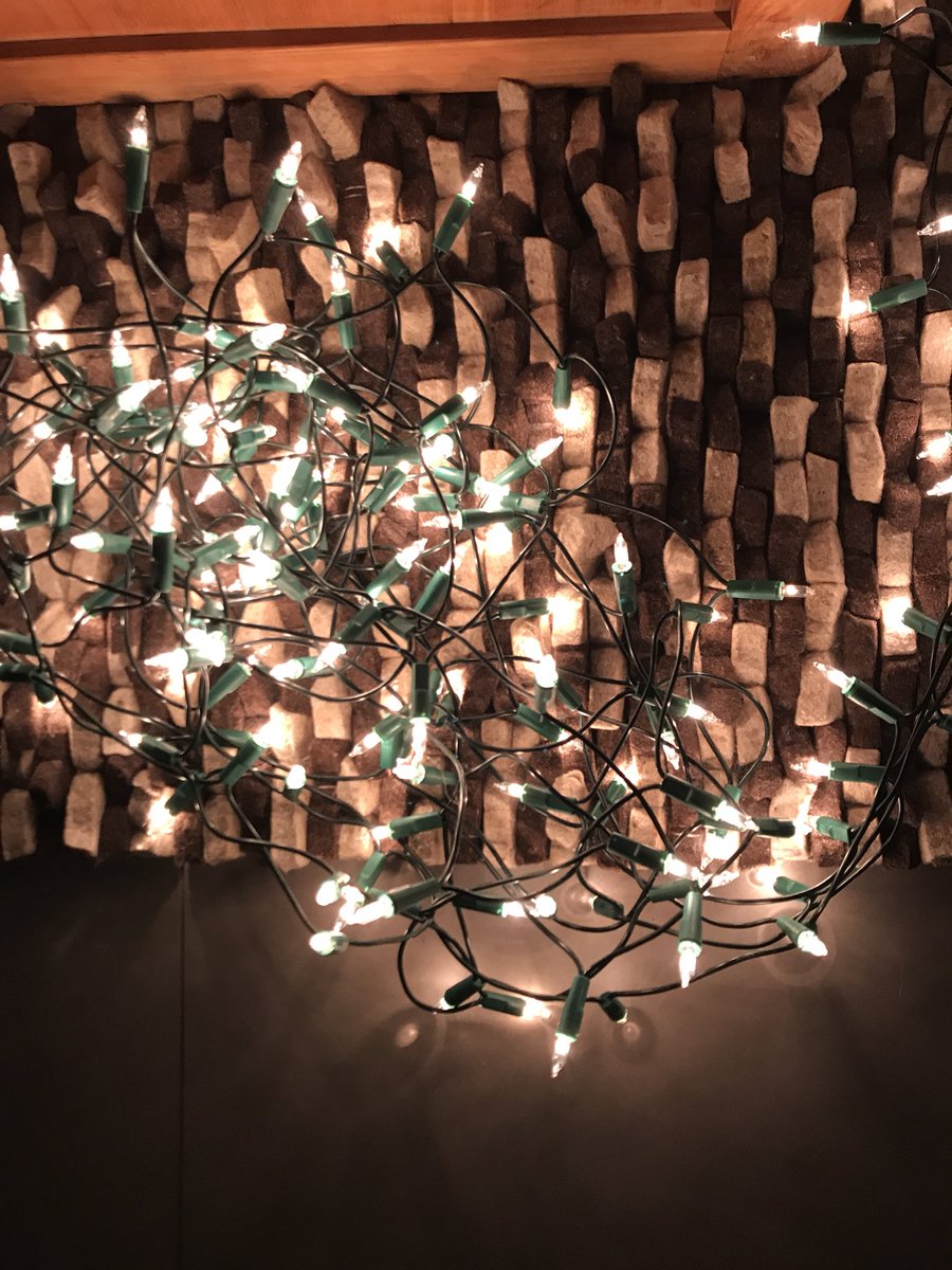 Waarom komen die lichtjes altijd door de war uit de berging? Ik had ze er écht netjes opgeborgen🎄🤨