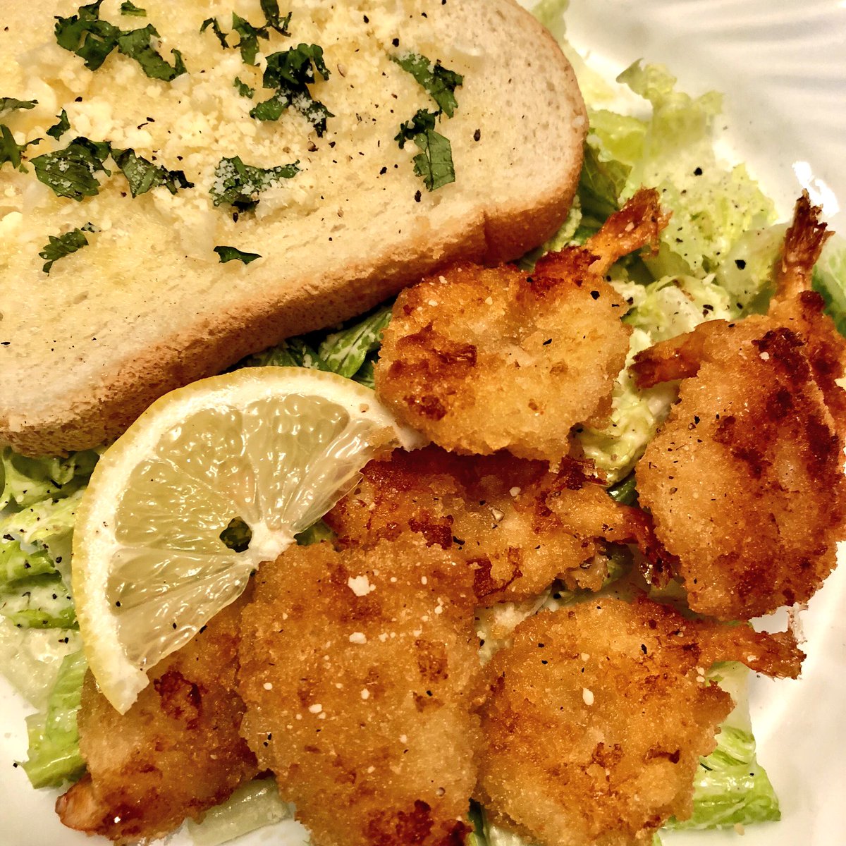 Chynableu's tweet photo. Baked breaded butterfly shrimps , simple Caesar salad and garlic bread 💛 https://t.co/1jb8RHk75G