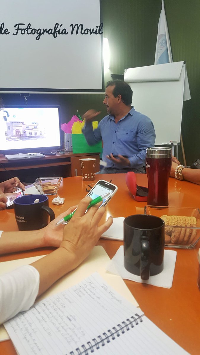 Mirada_Continua's tweet photo. Gracias a la gente de Remax Global Go y REMAX ONE por la invitación a colaborar julio neto a ellos con este taller de fotografía, y felicidades por estar siempre en constante preparación. Taller de Fotografía en Tampico #MiradaContinua https://t.co/Rswnwzcii9