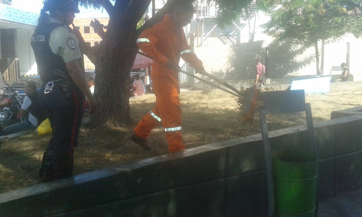 apuertocabello's tweet photo. #AlAire el candidato @JCbetancourt72 mencionó a este infractor de basura en su programa. Quien pago su servicio comunitario por atentar contra la ciudad. "Mano Dura" en Puerto Cabello no se tendrá contemplaciones https://t.co/t4TmP9CT1P