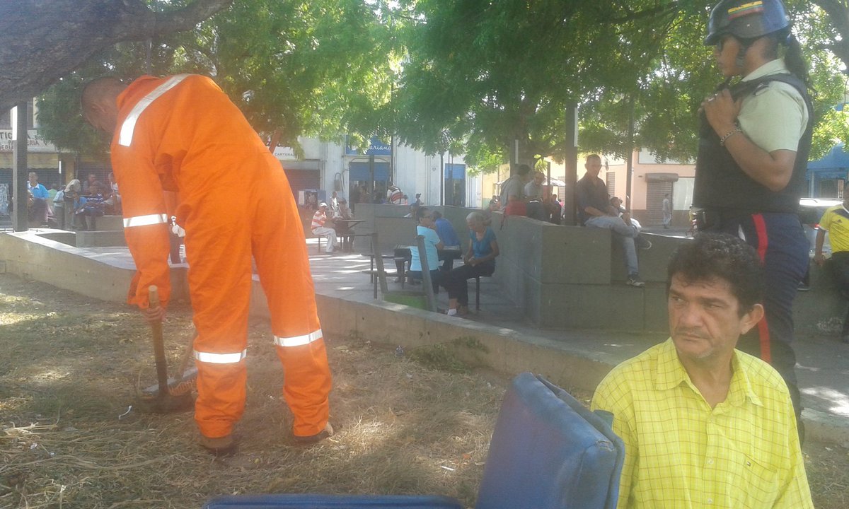 apuertocabello's tweet photo. #AlAire el candidato @JCbetancourt72 mencionó a este infractor de basura en su programa. Quien pago su servicio comunitario por atentar contra la ciudad. "Mano Dura" en Puerto Cabello no se tendrá contemplaciones https://t.co/t4TmP9CT1P