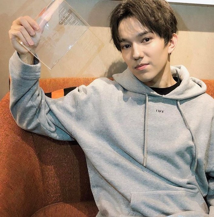 dimash_official's tweet photo. Достар, сүйіншіммен бөлісуге рұқсат етіңіздер!!!  Сіздердің дұғаларыңыздың арқасында "Fashion night gala" марапаттау рəсімінде "Инновация заманының лидерi" деген атаққа ие болдық. Қолдауларыңызға, әрдайым мен үшін беріп жүрген дауыстарыңызға рахмет!!!! Жақсы көремін) https://t.co/LgfrsESmir
