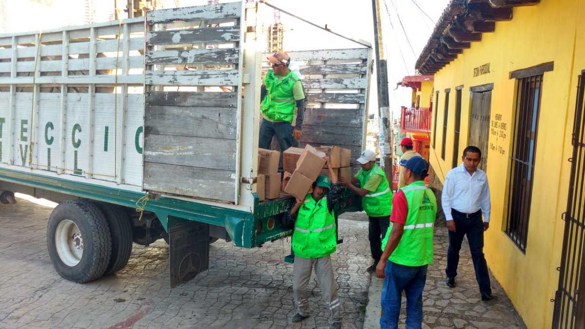 pcivilchiapas's tweet photo. #FelizMiercoles El Gobierno del estado a través de la Secretaria de Proteccion Civil, realiza la entrega de ayuda humanitaria, despensas y cobertores para la población desplazada de Chalchihuitán  @Luis_Manuel_GM @VelascoM_ https://t.co/9FiapP4DmK