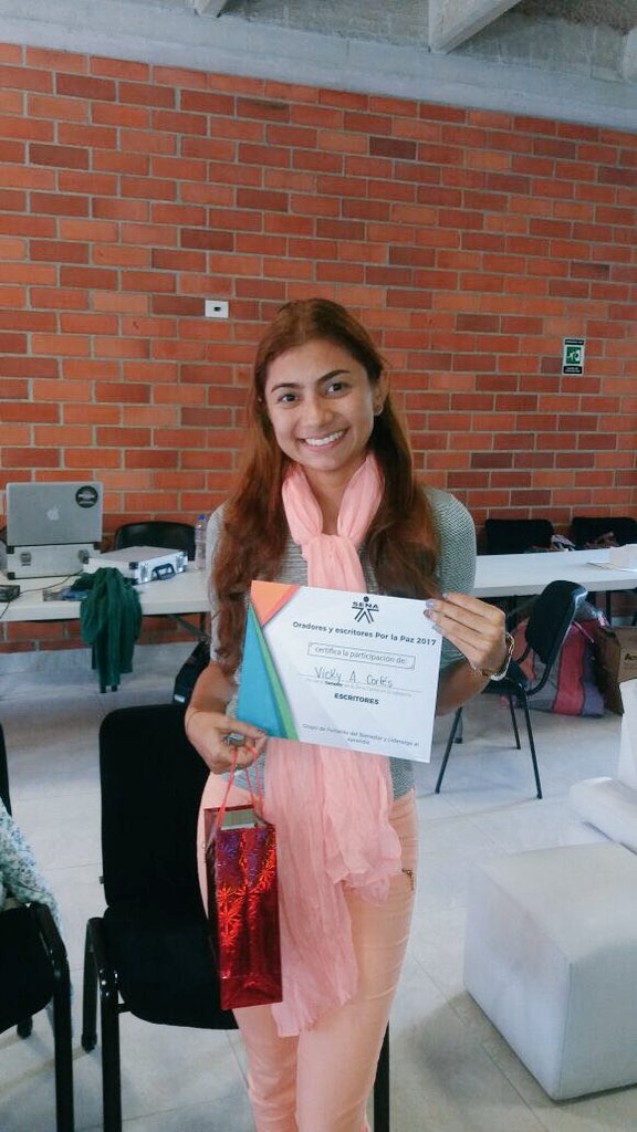jaimetorradoc's tweet photo. Aprendices bolivarenses #OrgulloSENA👏 ocupan 🥇🏆🎖primer lugar en modalidad de Teatro y Cuenteria en #SENAEsCultura que se realiza en #Cúcuta y reciben 🏆🏅en el primer puesto al mejor escrito, en concurso de Oradores y Escritores que ocurre en #Medellín https://t.co/5v0yNtaKAA