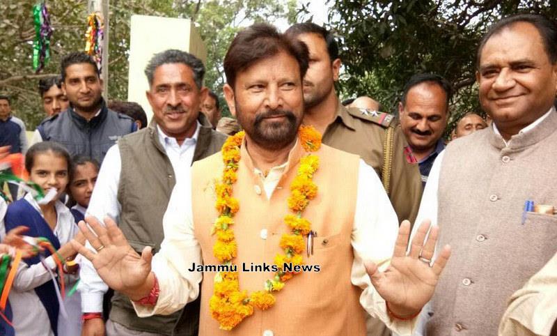 JAMMULINKS's tweet photo. #JAMMU: @JKForestMin Choudhary Lal Singh today said that steps were being taken to curb the use of polythene bags that pose a serious threat to the environment and the wildlife of the state. 

Read more at: https://t.co/vmUeI5kxWJ https://t.co/1vDtPj6ov7