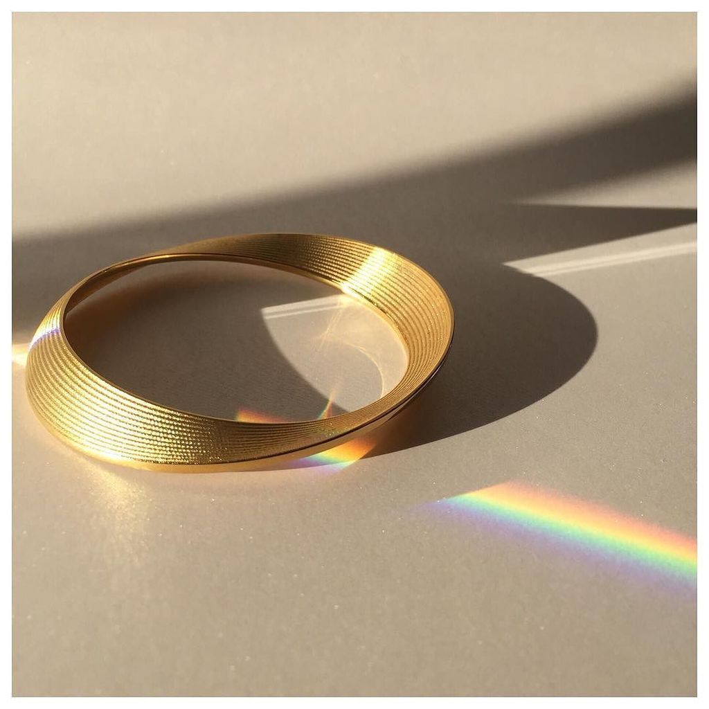 _anathompson_'s tweet photo. Bold & Finer Vortex Bangle 🌈✨
•.
.
.
.
.
#VortexBangle #VortexSeries #Gold #lovegold #captivatingshapes #sun #VortexSeries #themacroworld #cosmicorbits #bangle #boldandfiner #futureheirlooms #contemporaryjewelry #finejewelry #finejellery #tw #anathom… https://t.co/PSPllwqyCy https://t.co/5araHQjTha