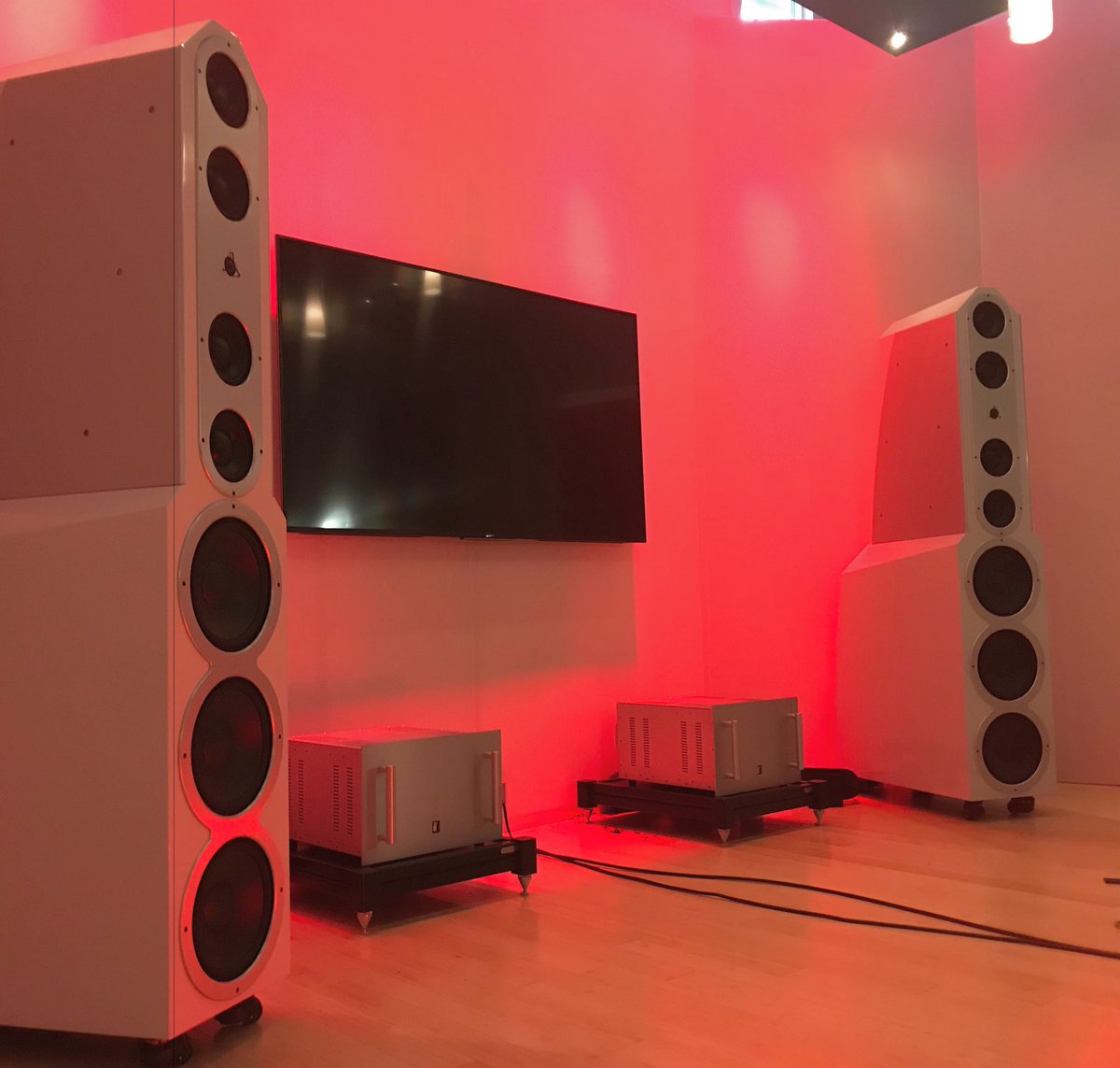 EgglestonWorks's tweet photo. Statement installation of Ivy Signature speakers @SINGMastering yesterday! https://t.co/dzuMUh7Qcy