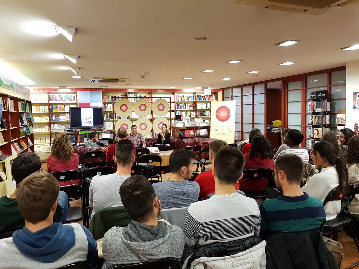 jmiradeorduna's tweet photo. Estamos en @Llibreriaargot escuchando a Juan Martínez y Mercedes Romero charlar sobre Redes sociales y educación. @uchceu #CastellonUCH https://t.co/SAXCBeyMHv