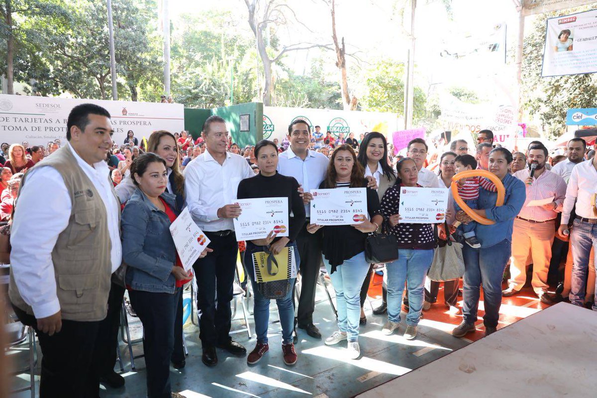 QuirinoOC's tweet photo. Con @paula_hdz, Coord. Nal. de @Prospera_MX, entregamos tarjetas a mujeres sinaloenses beneficiadas con este programa, y que en convenio con @SuKarne_MX tendrán más oportunidades de trabajo. https://t.co/O2dcePgjpy