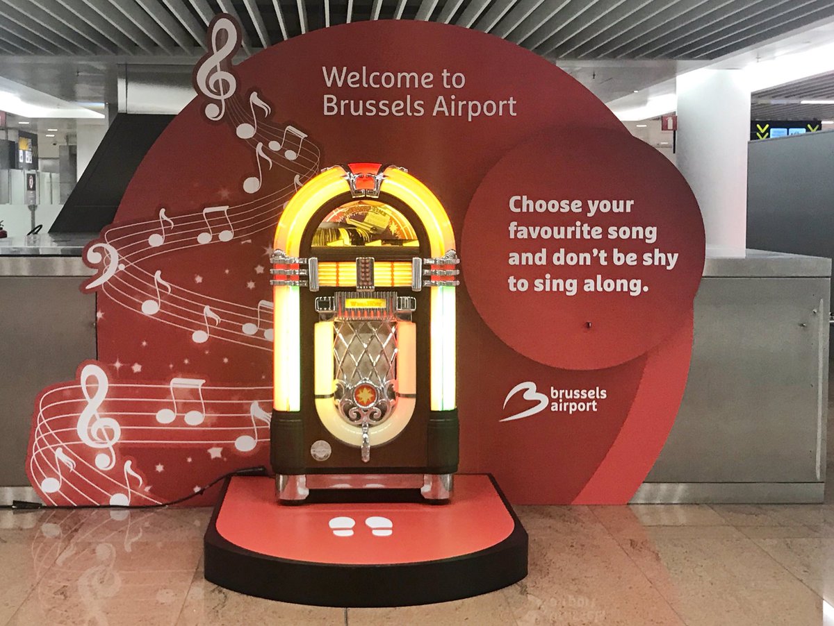 BrusselsAirport's tweet image. Things to do when arriving in Brussels: choose favourite holiday song on shiny #jukebox while waiting for luggage. #playitagain