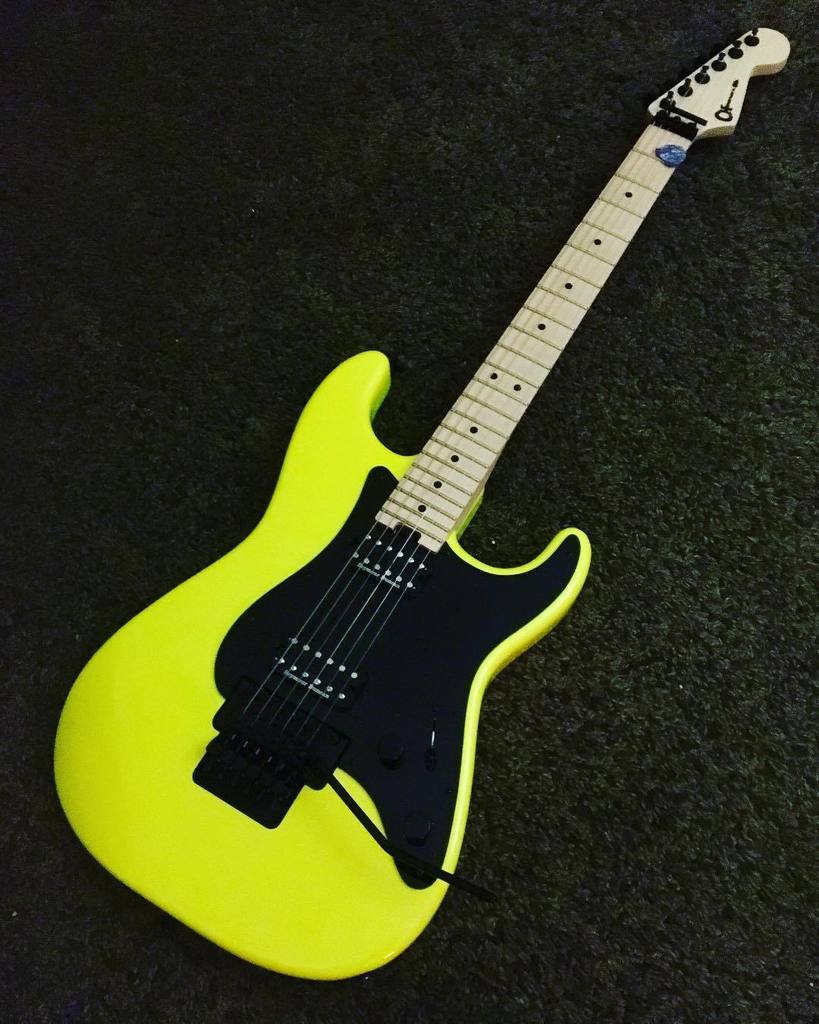 mastertheguitar's tweet photo. #understated #charvelusa #socal #ijustplayedsomePoison #yeahreally #guitar #introvert #electricguitar #guitarist #guitarplayer #rock #glam #hair #lotsofhair https://t.co/bhfX5yfFE0 https://t.co/gAiXE7HgBS