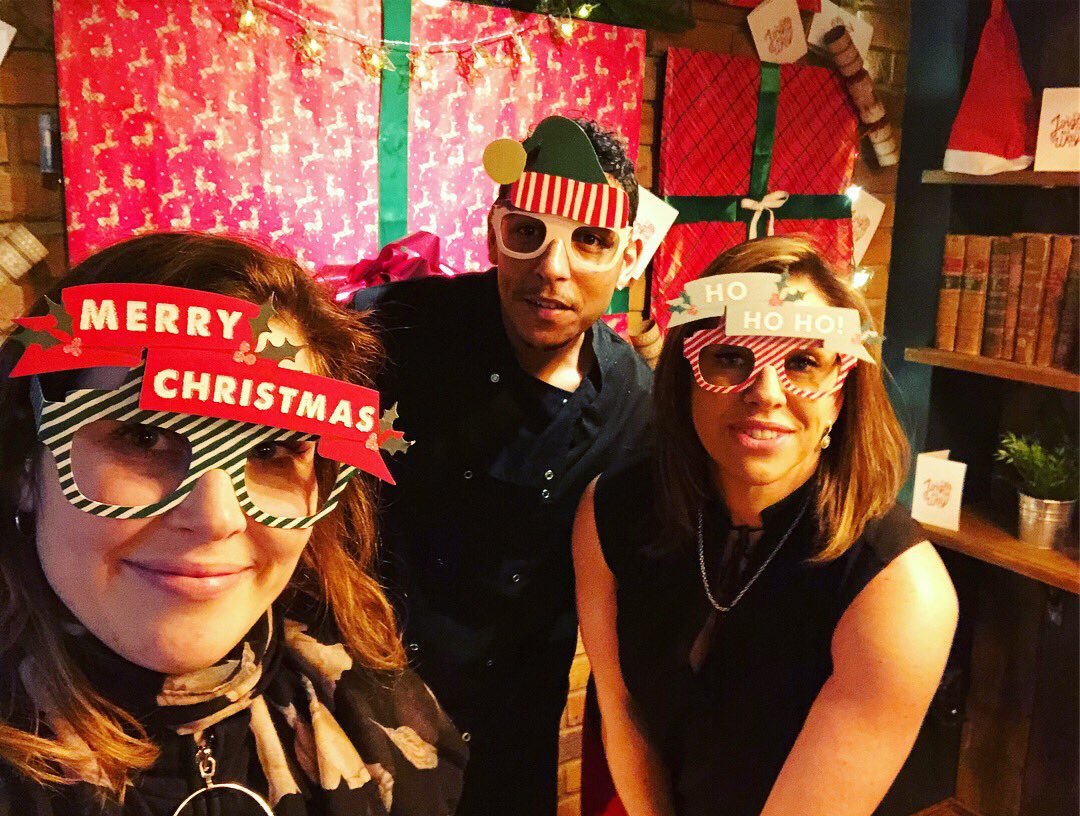 StnTavern's tweet photo. Our selfie wall is here, come and take your festive selfies here 🤳❤️ #hohoho #festiveselfie tag us @stntavern on Instagram to win a prize - winners announced New Year’s Day #stationtavernselfie #cambridge #cb1 @CamWhatsOn https://t.co/dNPsi7MnFV