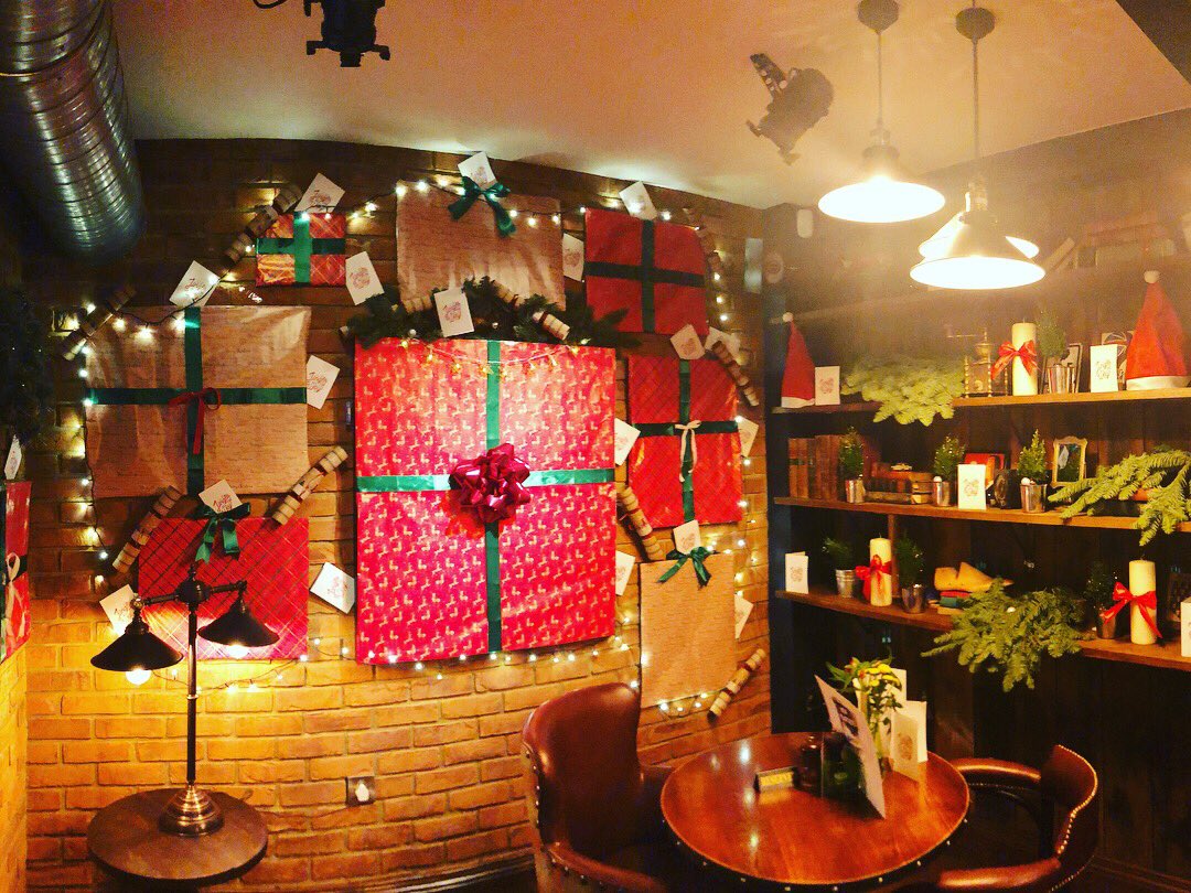StnTavern's tweet photo. Our selfie wall is here, come and take your festive selfies here 🤳❤️ #hohoho #festiveselfie tag us @stntavern on Instagram to win a prize - winners announced New Year’s Day #stationtavernselfie #cambridge #cb1 @CamWhatsOn https://t.co/dNPsi7MnFV