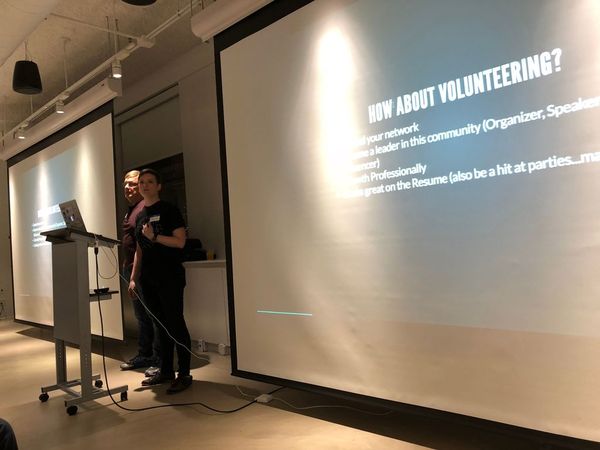 DigitalMirko's tweet photo. Event Photos, Awesome Lecture (#CJUG #ChicagoJavaUsersGroup)
November 28, 2017 - 105 went
#JamesWeaver (@JavaFXpert) Presents: #QuantumComputing Exposed - The Fundamentals
https://t.co/ZgTY2QpZPW https://t.co/QAYEWina4H