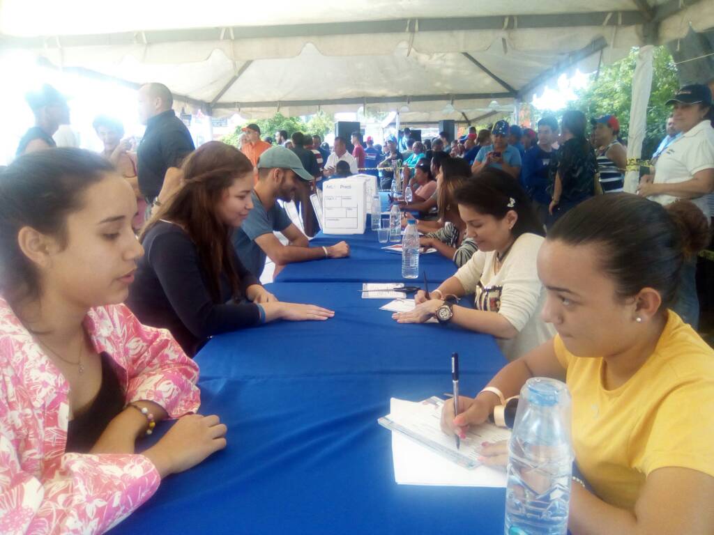 jcfernandezm's tweet photo. Con las #BecasJEL vamos a preparar nuestro talento. El futuro para estos muchachos será de trabajo y progreso #EnDefensaDeMaracaibo https://t.co/3VeLNvAoR1
