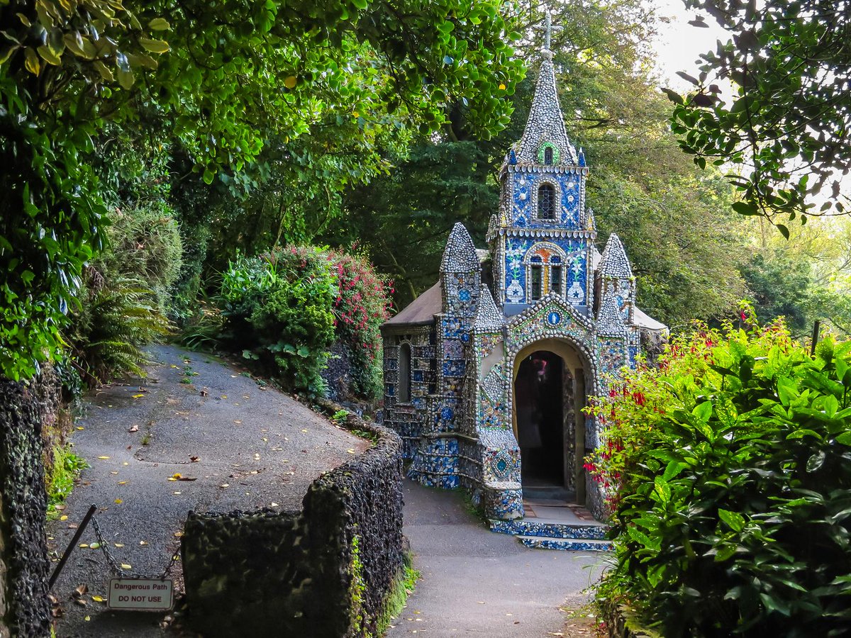 The Guernsey Islands are home to what's thought to be the smallest functioning, non-denominational chapel in the world. This is the third version (the 2nd couldn't accommodate the 'girth' of the local Bishop), completed in 1939. It's only 16 x 9 feet. #WanderlustWednesday
