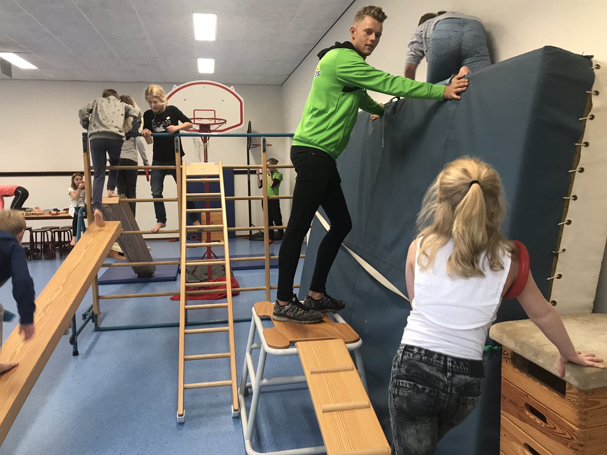 Michel_BW's tweet photo. Vandaag met 17 kids van de #stjoris in #borculo als pieten getraind in de speelzaal, met zaklopen, klimmen, touwzwaaien en nog veel meer. Naschoolse acticiteit @BeweegWijs met hulp van nieuwe collega Jordy en als beloning pepernoten en een pietendiploma! https://t.co/WL2Vpk0ssX