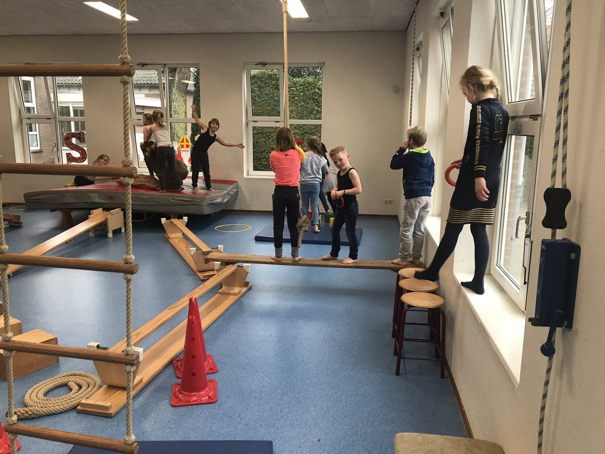 Michel_BW's tweet photo. Vandaag met 17 kids van de #stjoris in #borculo als pieten getraind in de speelzaal, met zaklopen, klimmen, touwzwaaien en nog veel meer. Naschoolse acticiteit @BeweegWijs met hulp van nieuwe collega Jordy en als beloning pepernoten en een pietendiploma! https://t.co/WL2Vpk0ssX