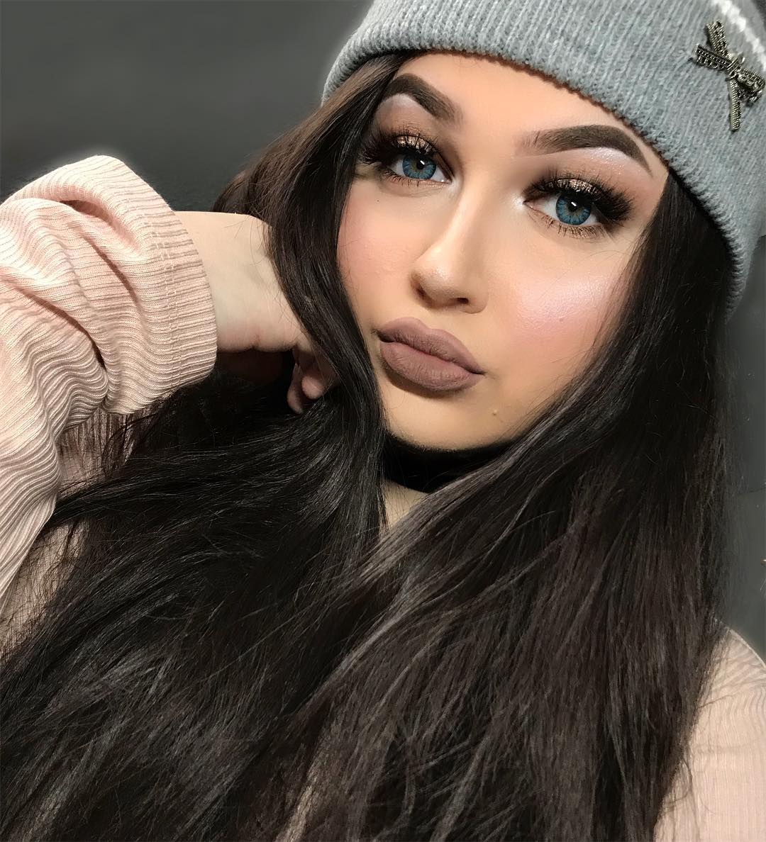 Wunder2_Germany's tweet photo. Die #Winterzeit naht. ❄️ Mit Mütze wird das für @krawallbambi kein Problem sein. Dazu selbtverständlich das passende Make-up mit @Wunder2_Germany.
#Kosmetik #Makeup #CoverProof #Deutschland https://t.co/ezj2qZ9z4a
