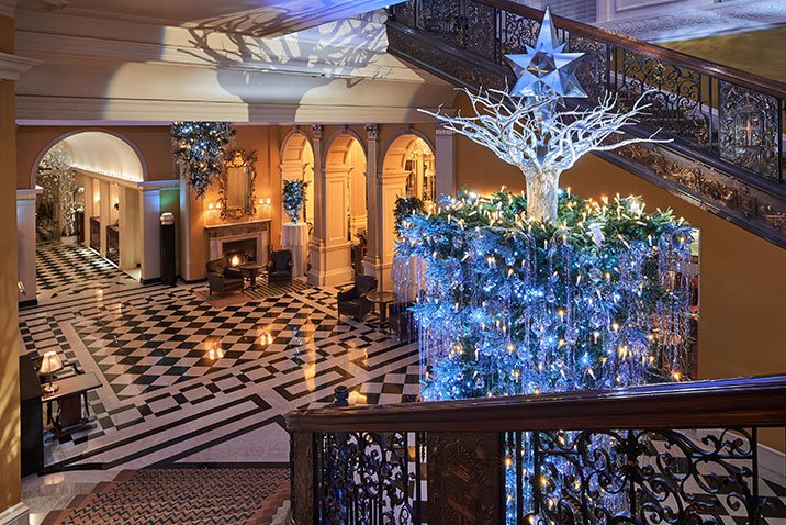 The Claridge’s Christmas Tree by Karl Lagerfeld - Read on: bit.ly/2BxztSE