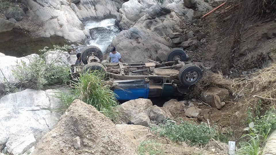 CRN_Noticias's tweet photo. IMPORTANTE | Por causas desconocidas un vehículo se sale de la ruta, cayendo a hondonada en el periférico del municipio de #ElChol #BajaVerapaz. #TraficoGT https://t.co/FlV4xghczN