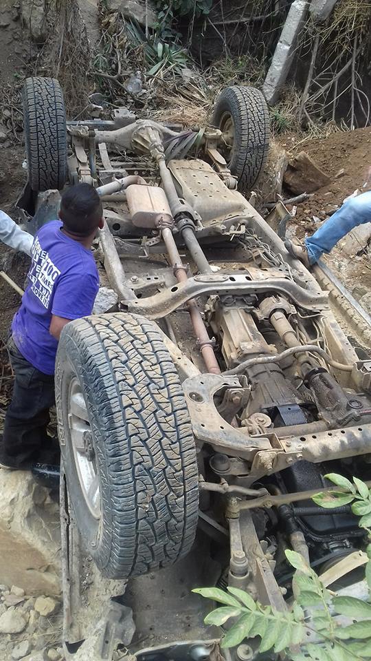 CRN_Noticias's tweet photo. IMPORTANTE | Por causas desconocidas un vehículo se sale de la ruta, cayendo a hondonada en el periférico del municipio de #ElChol #BajaVerapaz. #TraficoGT https://t.co/FlV4xghczN