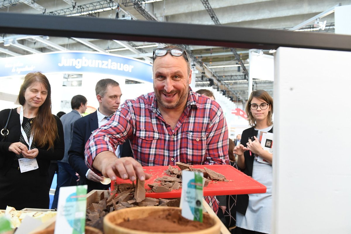 BarryCallebaut's tweet photo. We had a lot of fun today at our booth at the #FiEurope17 in Frankfurt! #BehindTheScene Tomorrow is your last chance to join us at the #BCStudio at Hall H8 Booth 08.0H51 at @Fi_Global! CU! #BarryCallebaut #CraftCreateCollaborate #FiE17 #FiEurope2017 https://t.co/2DJ4hrO6wf