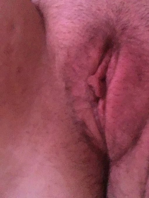 ElizabethBrooklynXOXO❤️💋 - 3 pic. Looking what I am doing xoxo E.B. https://t.co/u3xYBCWy8b