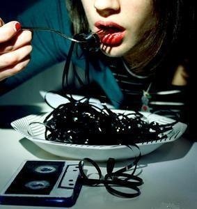 9pm <a href="/TheNoisyPlug/">The Noisy Plug #TNPPOD</a> a load of new #Irishmusic for you to get your ears on.  <a href="/DanceKatieKim/">Katie Kim</a>  <a href="/delorentos/">DELORENTOS🔥 ☘️</a>  @alltvvins   <a href="/StoatMusic/">Stoat</a>  <a href="/thestoles/">TheStoles</a>  <a href="/DovileLee/">DovileLeeMusic</a>  <a href="/BraveGiantBand/">Brave Giant</a> <a href="/TheHighKings/">The High Kings</a>  <a href="/thefitzafrenic/">The FitzaFrenic</a> Fighting Spiders @HAWKofficial  <a href="/ELangfordMusic/">Emma Langford</a>   <a href="/hallymusicIRE/">hallymusic</a>  Mmmmm Tasty!