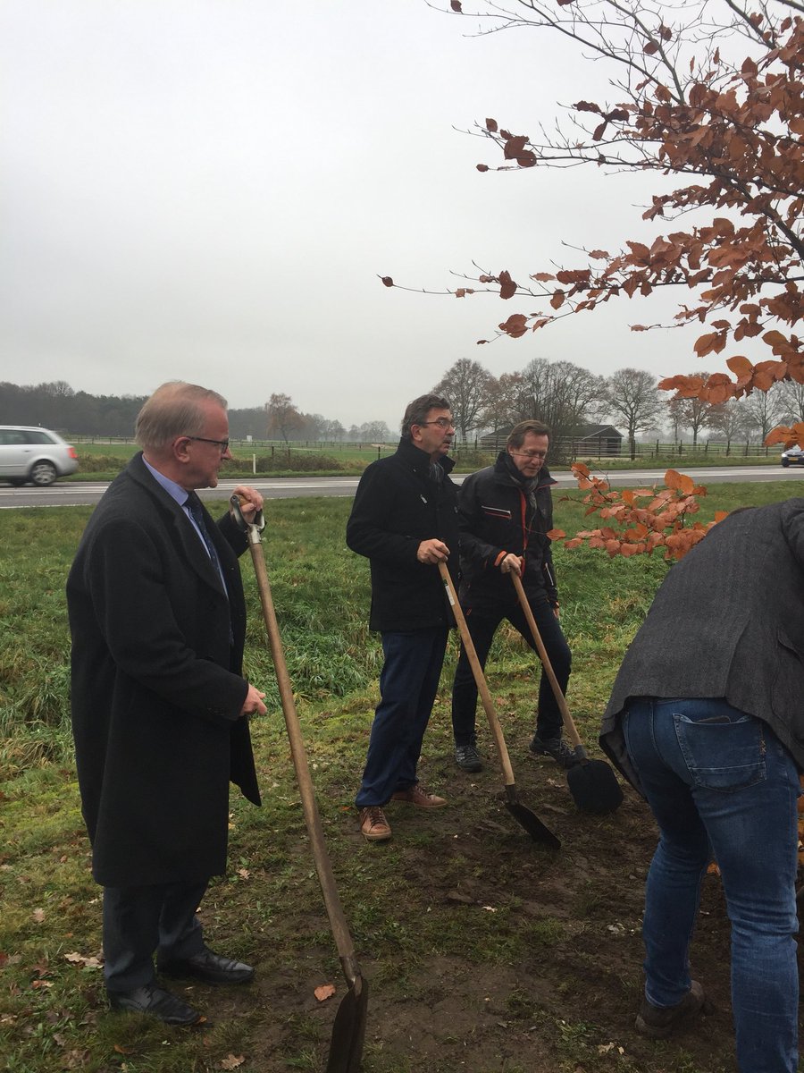 sluiterjos's tweet photo. Samen met Paul Seesing @gem_bronckhorst en Gerard Nijland @gemeente_aalten 1e van totaal 100 bomen geplant bij #radstake Varsseveld @Gem_OIJ aangeboden tgv 100 jaar #lionclub Wisch “de Hamalandse Markten” . Samen maken we de #Achterhoek nog groener https://t.co/lueLMykJ6S