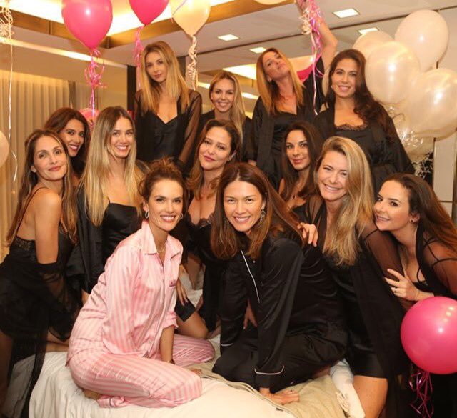 theangelsvs's tweet photo. @AngelAlessandra having fun with friends while watching #VSFashionShow https://t.co/I107Er6Bzq