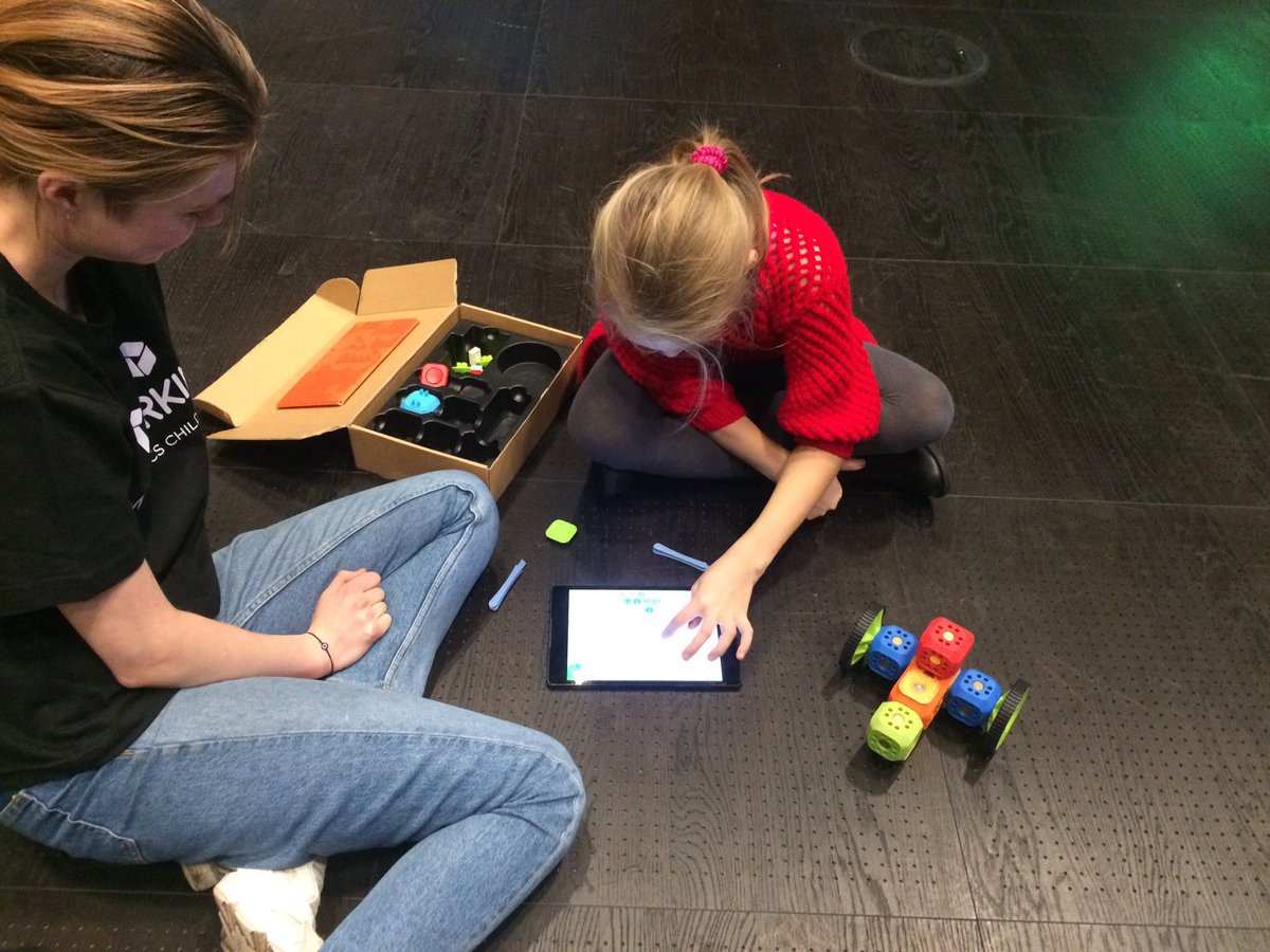RoboWunderkind's tweet photo. Lots of fun and playtime at #DigiPlayDays today 👧🏼👦🏽🤖 https://t.co/m7Sa29iuPX