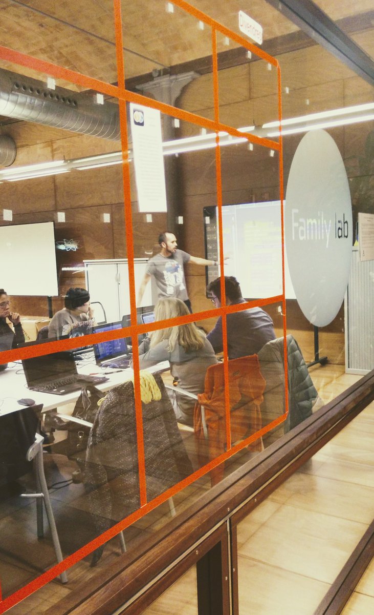 laias's tweet photo. Gràcies @davidbaleta cuidar de les tardes a l'#opensurf del @citilab i @victorct83 pels super tallers #Snap4arduino :-) Grans!!! #cornellà https://t.co/xlGAWdwtNE
