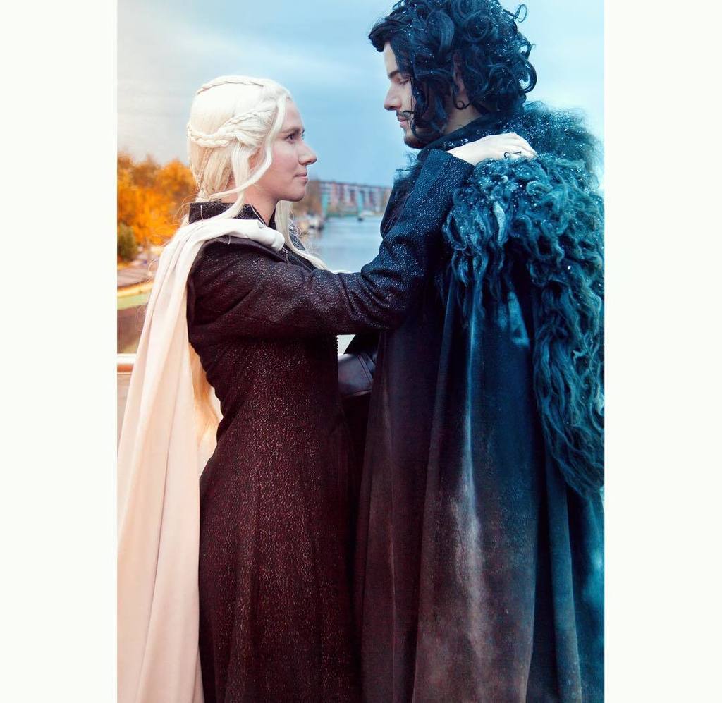 saraparker's tweet photo. Fire and Ice
.
Daenerys: @chailattecosplay
Jon Snow: @brianindustries .
.
#gamesofthrones #daenerystargaryen #jonsnow #dutchcomiccon2017 #gotcosplay #daeneryscosplay #daenerysstormborn #jonsnowcosplay #jonsnowknowsnothing #gameofthronesfamily @gameofthro… https://t.co/UPVtV9njE6 https://t.co/XmDNEPcXnM