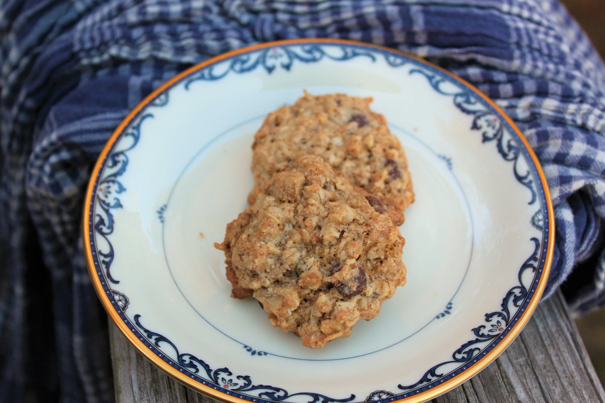Cook1handed's tweet image. cooking1handed.com/2017/11/29/oat…
Say hello to your new favorite cookie. Oatmeal chocolate chip pecan. Vegan/ egg free option. #DairyFree